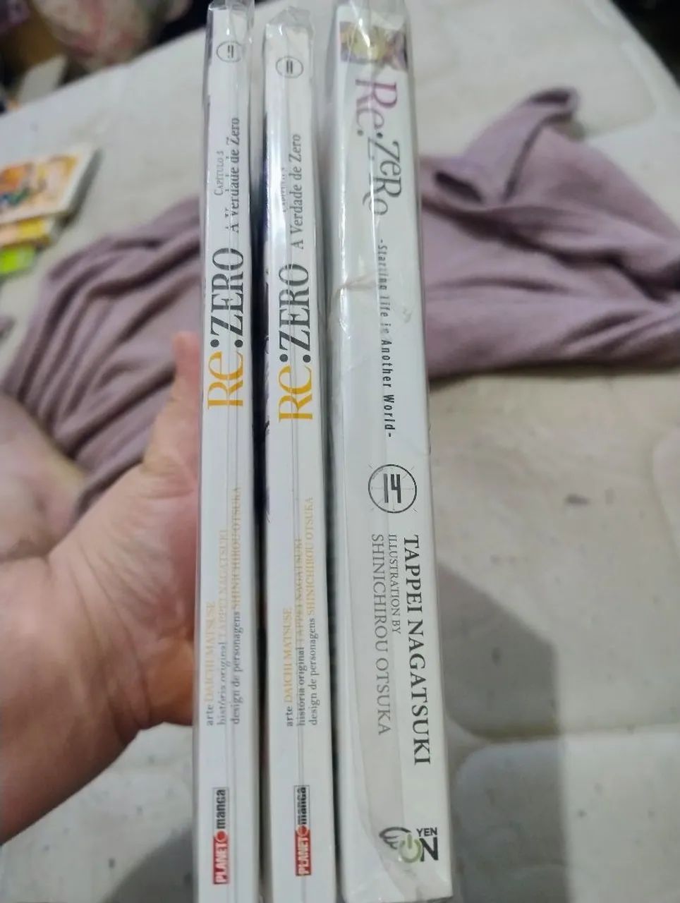 Desapego Re:Zero!!! 2 mangás e 1 livro em inglês! Vendo separado também! - Foto 5