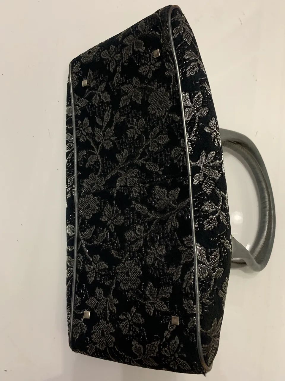 Bolsa Victor Hugo floral preta  - Foto 5