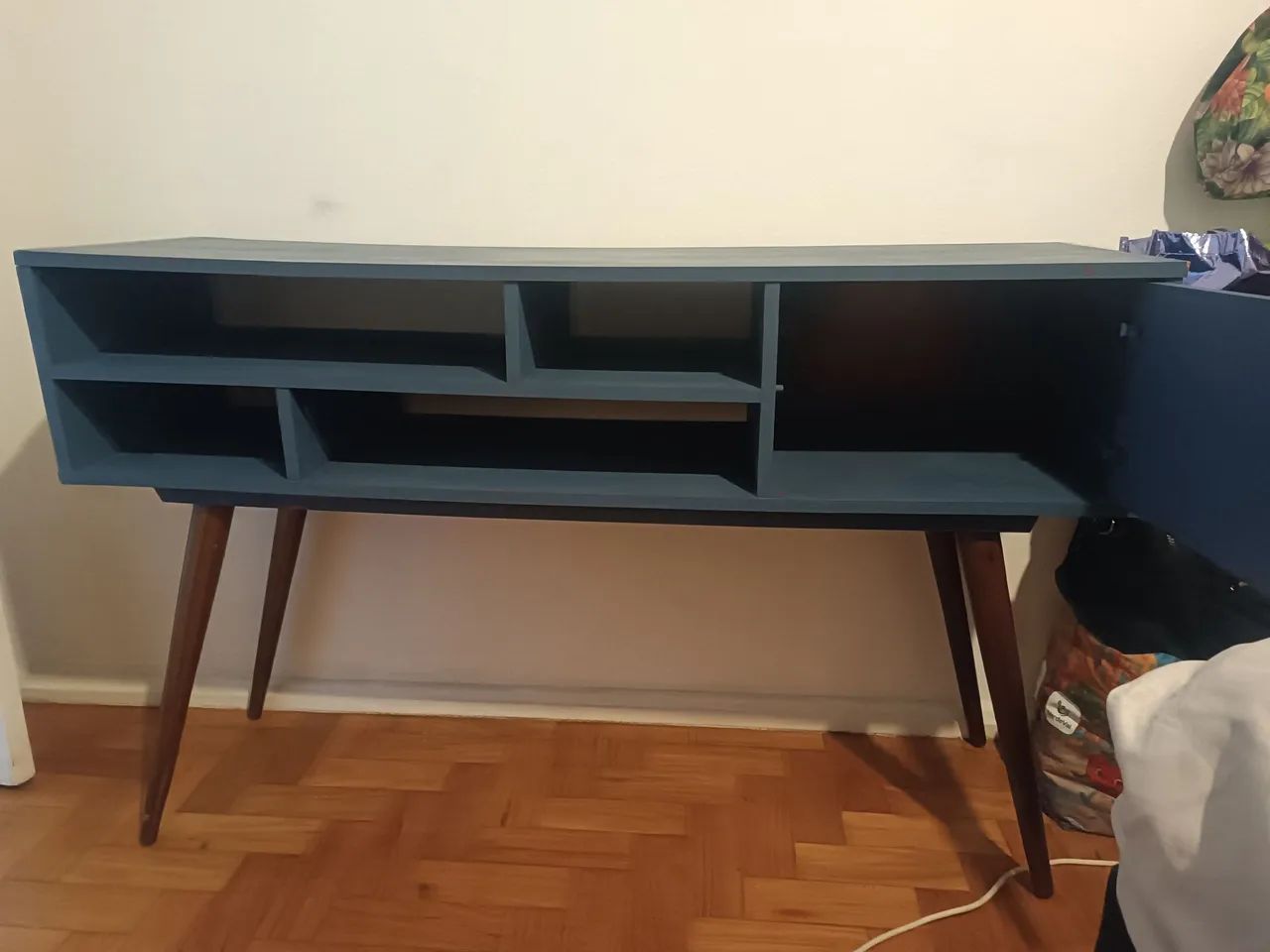 Rack Retrô 120cm com Pés de Madeira e Porta - Bom Estado - Foto 3