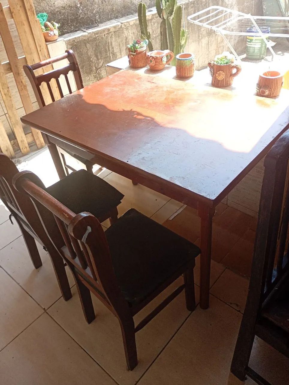Mesa com 3 cadeiras 