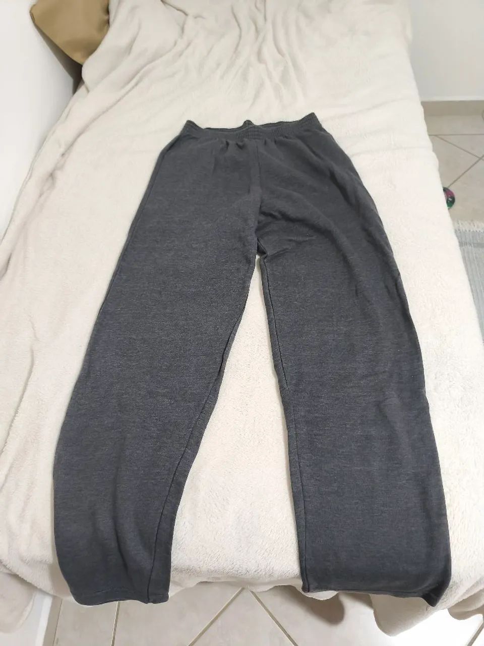 Calça cinza de moletom com bolso atrás 