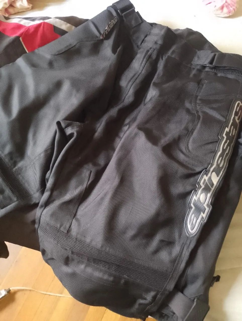 Calça com joelheira interna; para motoqueiros.