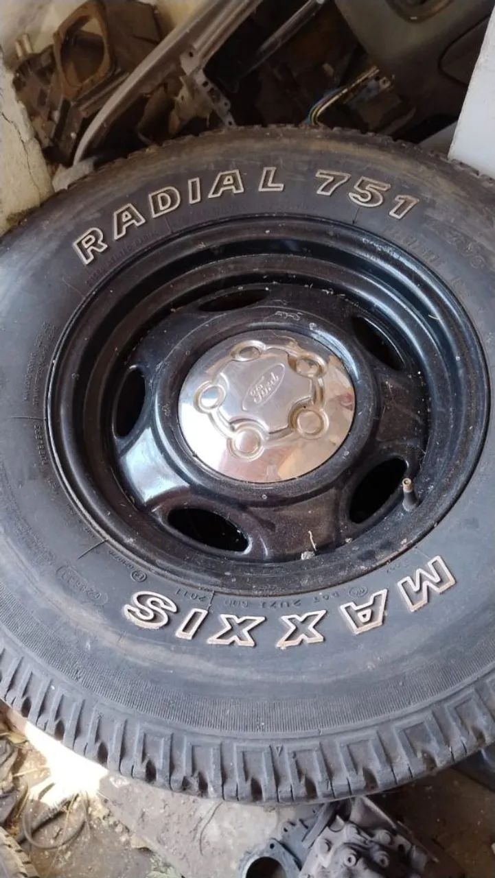 4 rodas com pneus aro 15 235/75 - Foto 5
