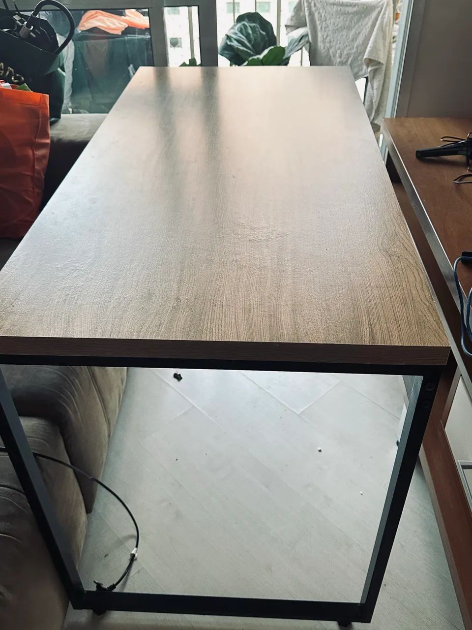 mesa de escritório com tampo de madeira e base industrial de ferro preto