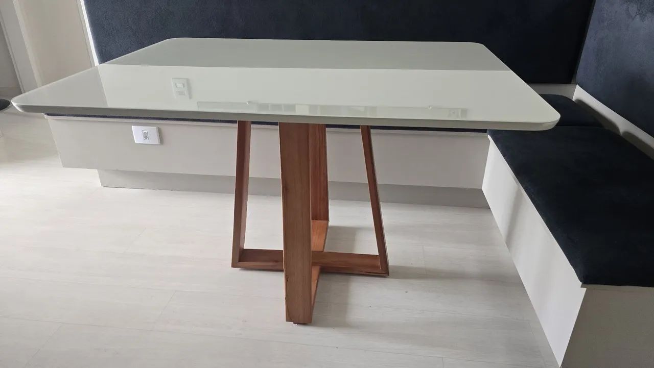 Vendo mesa com tampo de vidro e pés em madeira maciça  - Foto 3