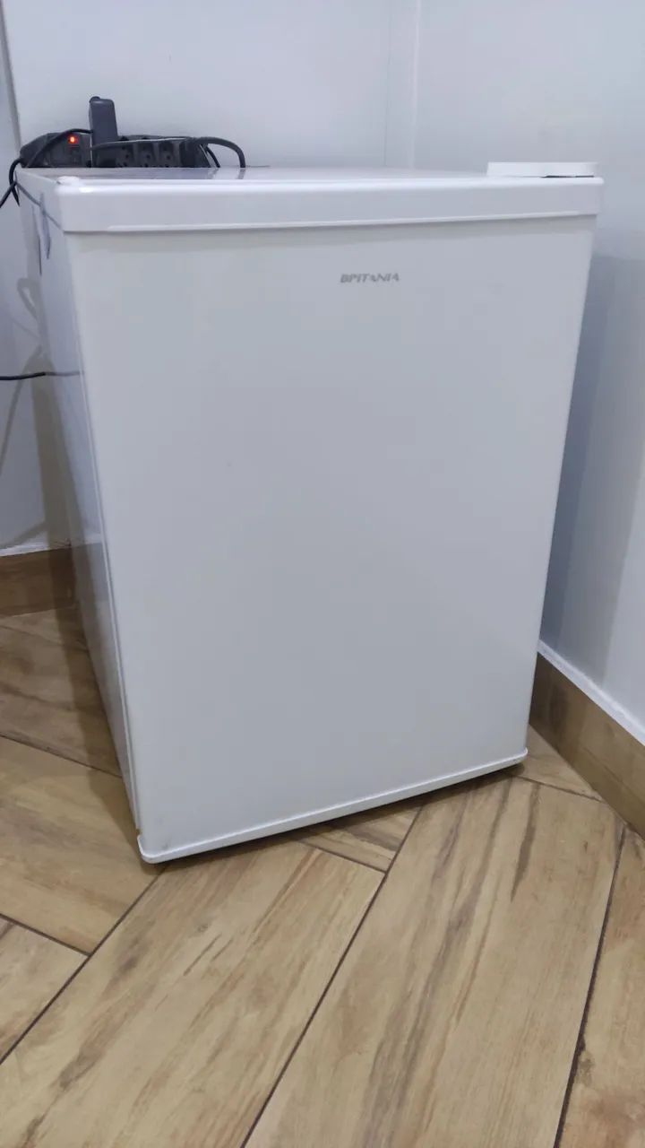 Frigobar semi novo 