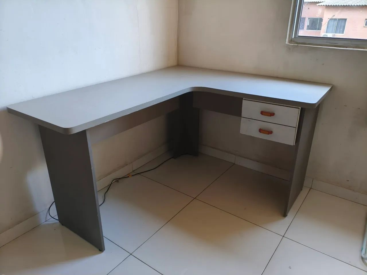 Escrivaninha com cadeira  - Foto 2