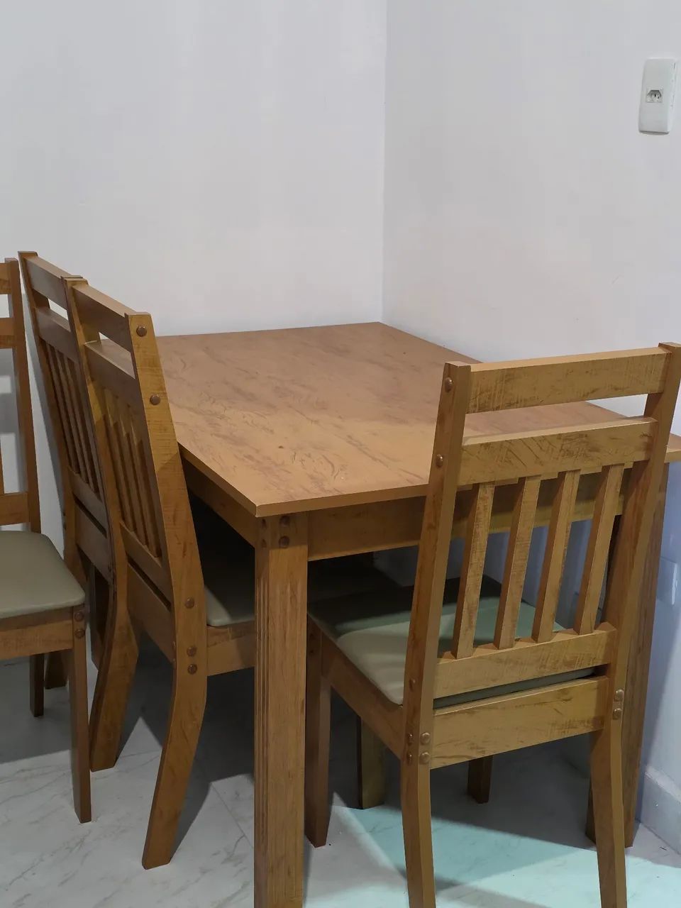 Mesa de Jantar em Madeira com 4 Cadeiras - Ótimo Estado - Foto 2