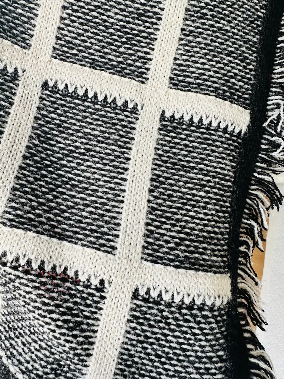 Cardigan feminino xadrez preto e branco - Foto 3