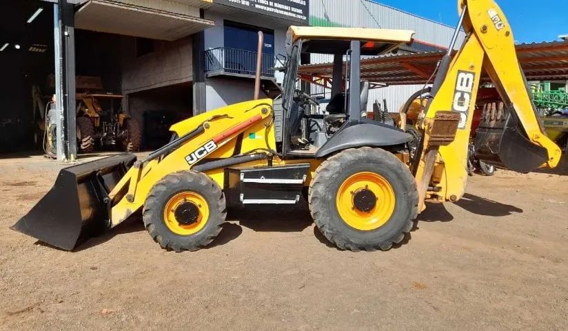 Retroescavadeira JCB 2014. 