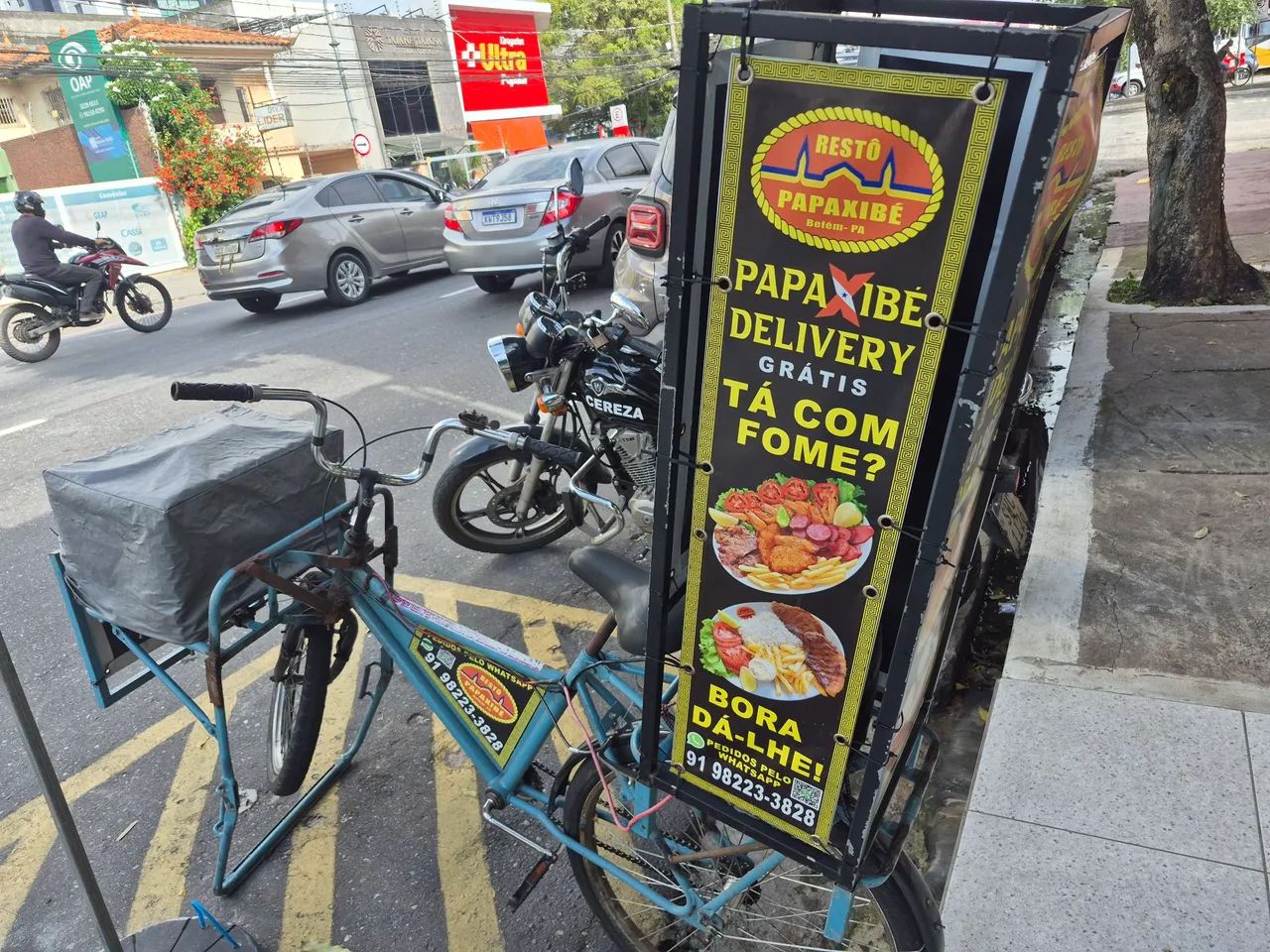 Vaga trabalha pedalando bike som para fazer publicidade e panfletagem