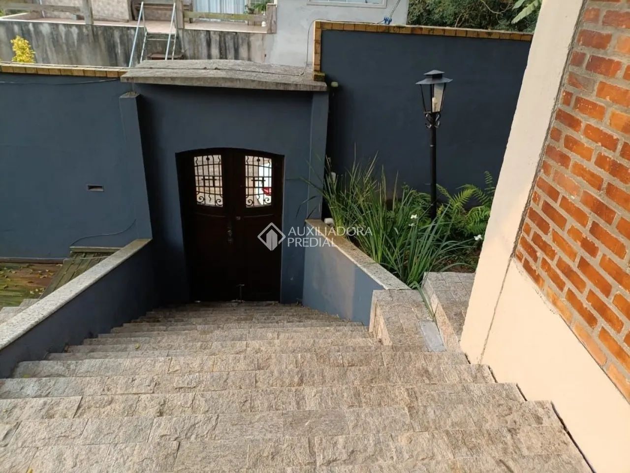 LINDA CASA EM MADEIRA Ipê , tijolo e vidro - Foto 2