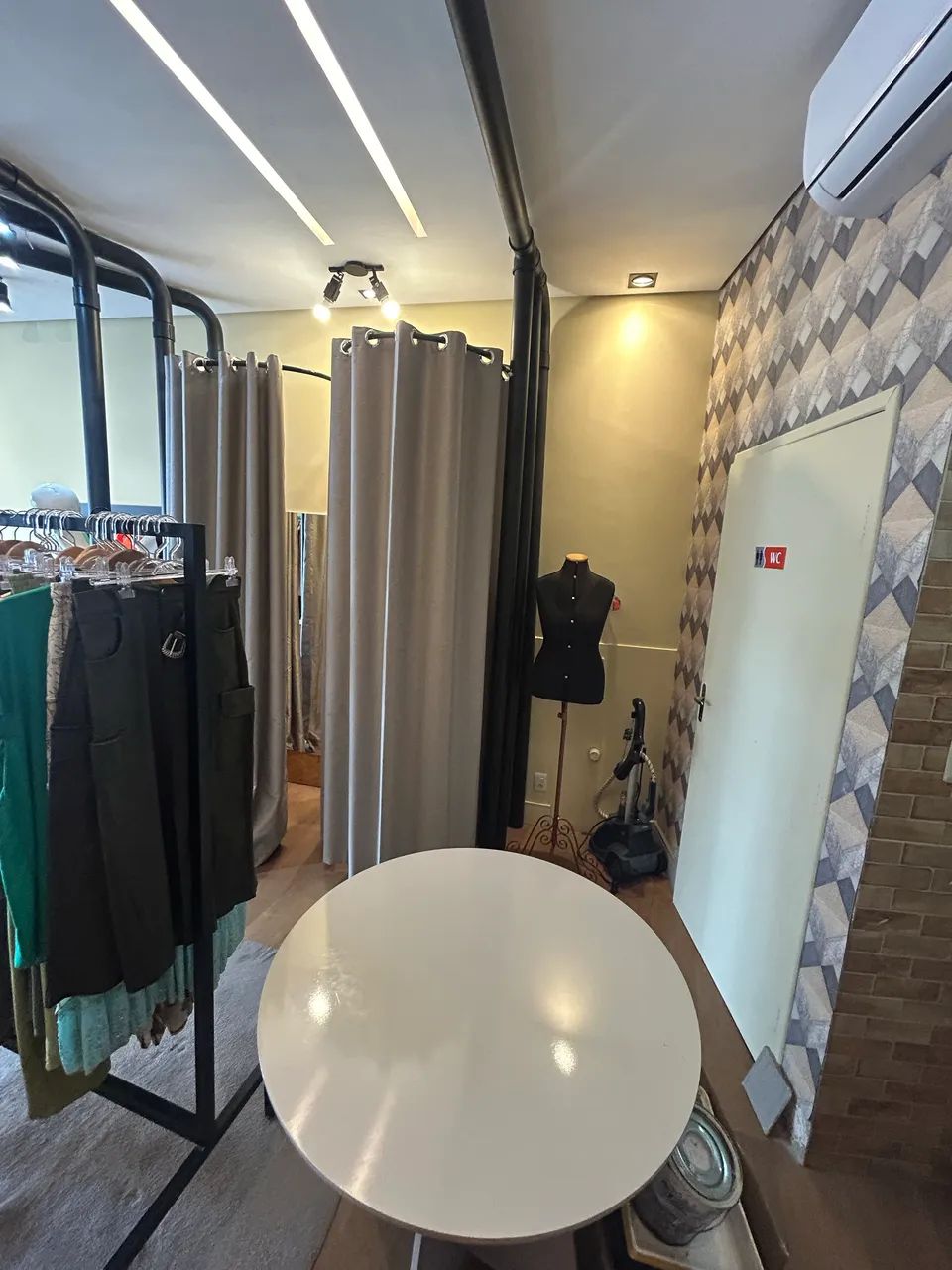 Vendo loja de roupas completa