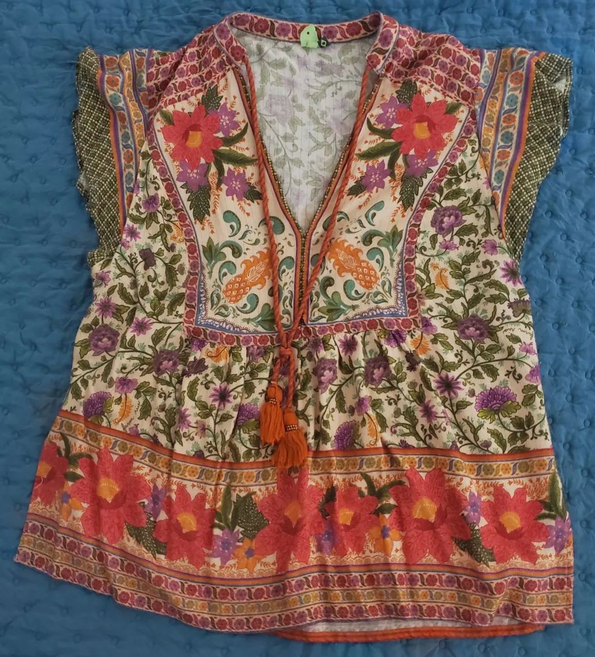 Bata Boho Farm, super colorida, com um pingente.