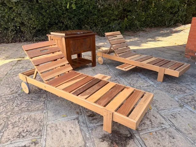 DUAS ESPREGUIÇADEIRAS DE PISCINA E UM COOLER PARA CERVEJA EM MADEIRA MACIÇA - Foto 3