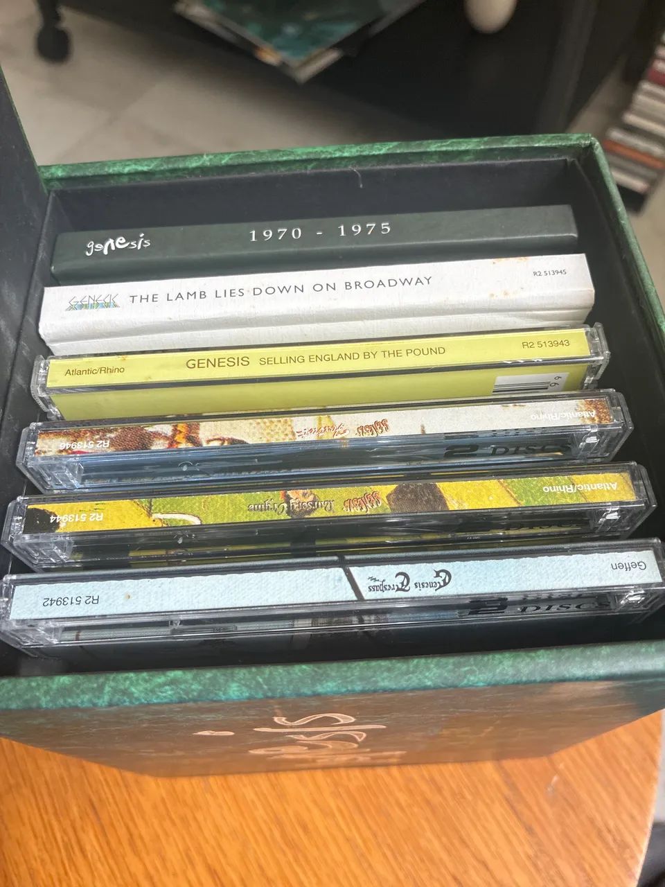 CAIXA DE CDS GENESIS 1970-1975 COM MATERIAL INÉD - Foto 2