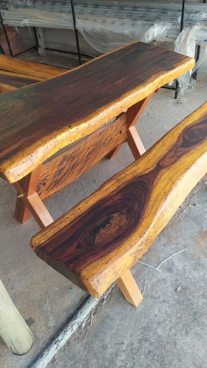 Mesa De madeira Com 2 bancos