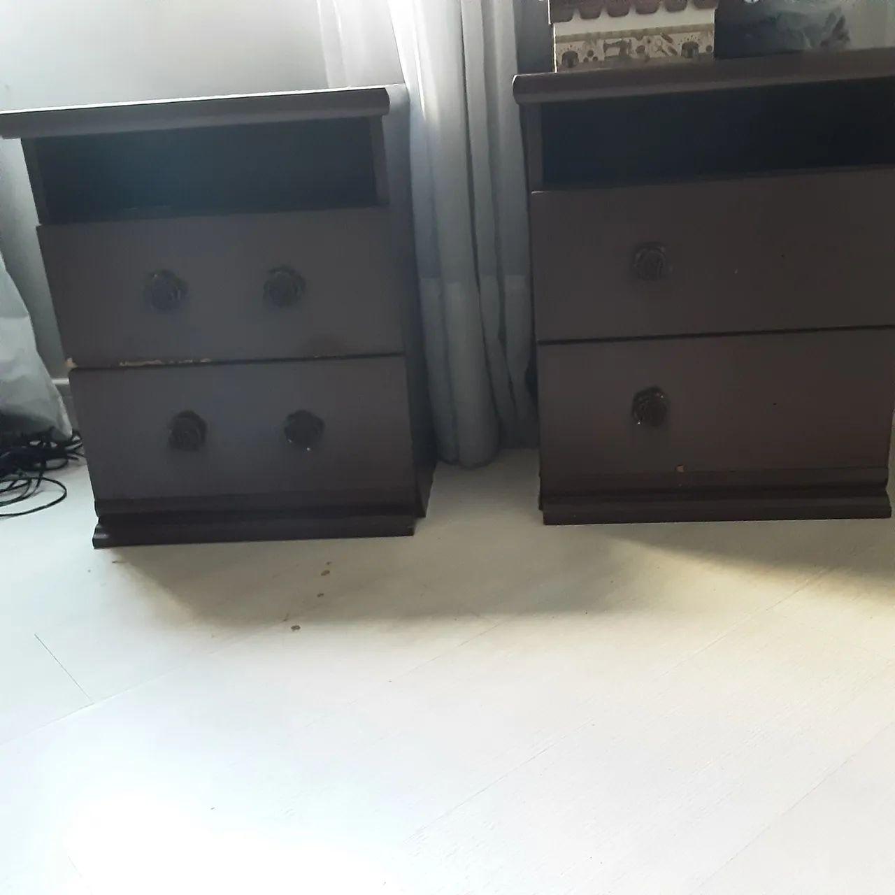 Mesa de cabeceira com 2 gavetas