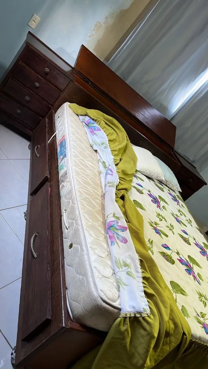 Cama de casal madeira maciça com baú, dois criados e gavetões 