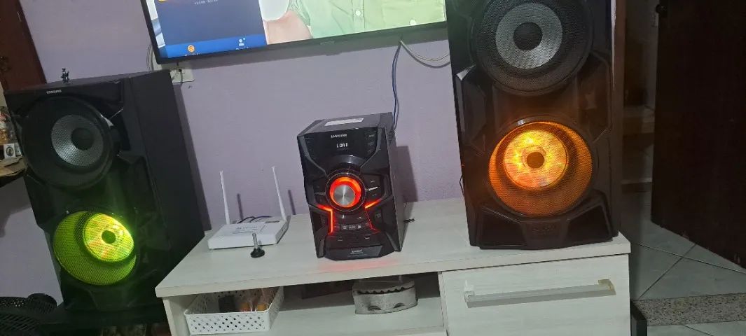 VENDE-SE SOM SAMSUNG COM DUAS CAIXAS DE SOM BLUETOOTH 