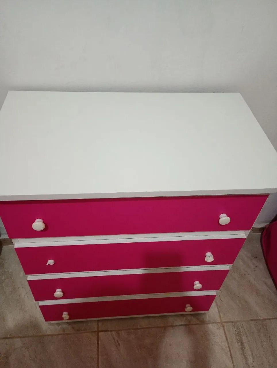 Cômoda rosa e branco
