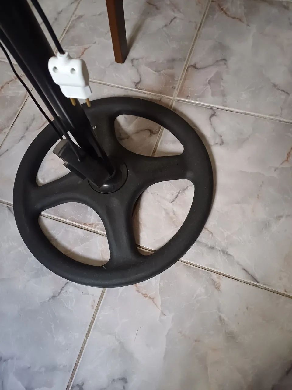 Ventilador grande com pé alto. - Foto 3