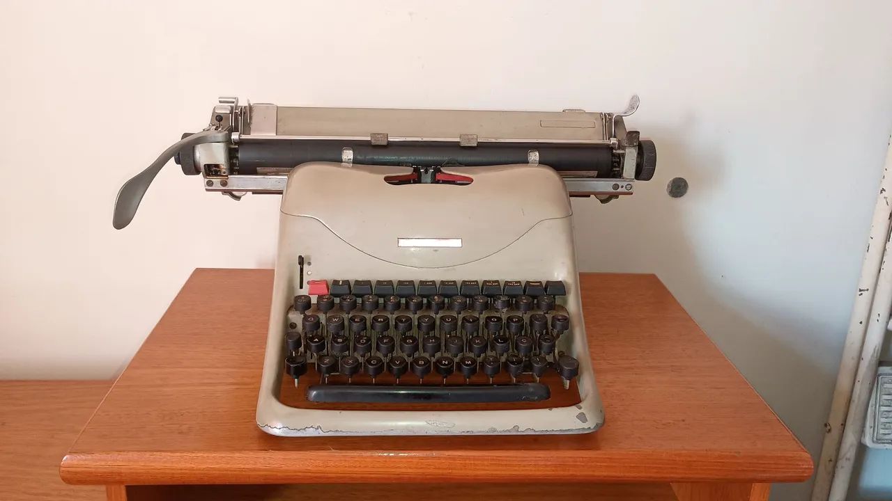 Máquina de escrever Olivetti Industrial Lexikon 80