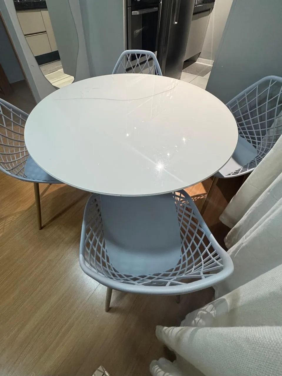 Vendo mesa com 4 cadeiras  - Foto 2