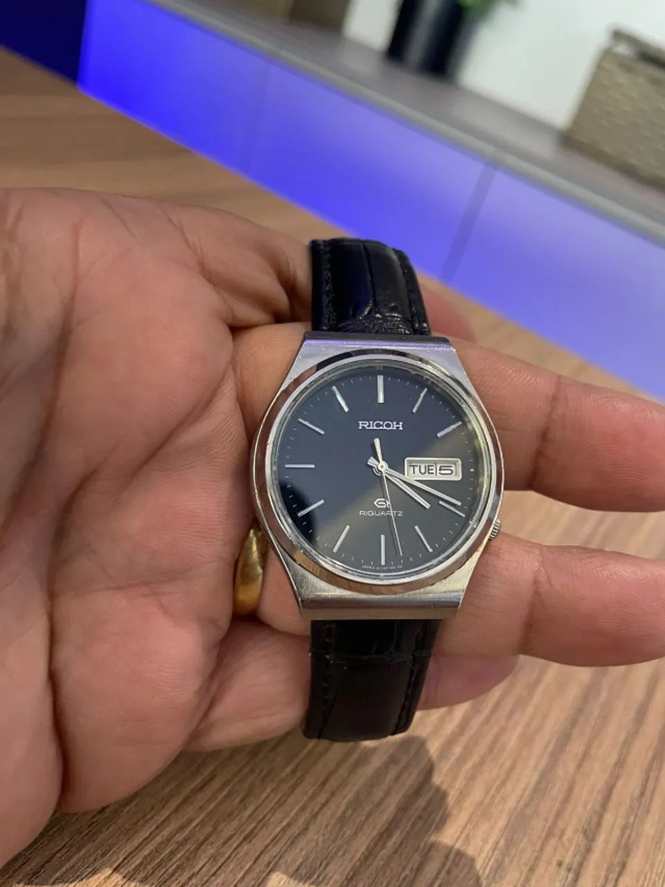 時計 Vintage RICOH RIQUARTZ 591003 1970s 259 Relógio Ricoh Riquartz Vintage Day-Date Preto Quartz Japonês