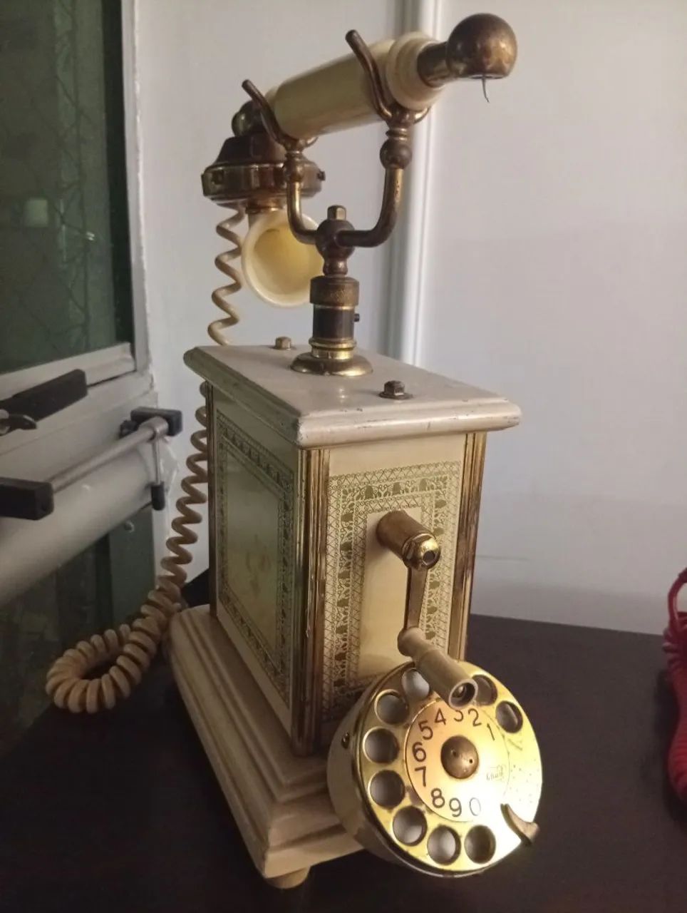 Telefone antigo em madeira 