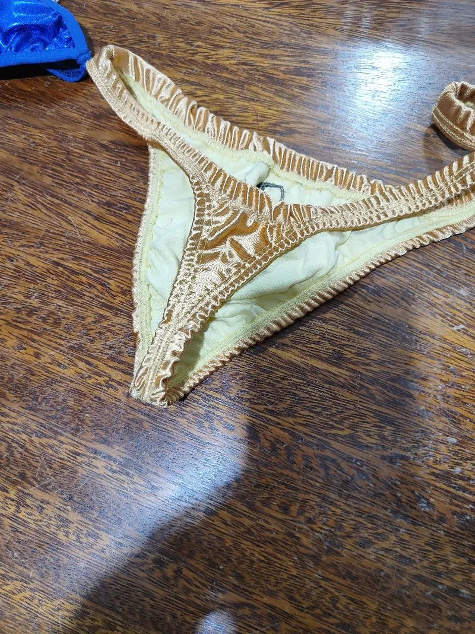 Cueca fio dental dourada  - Foto 2