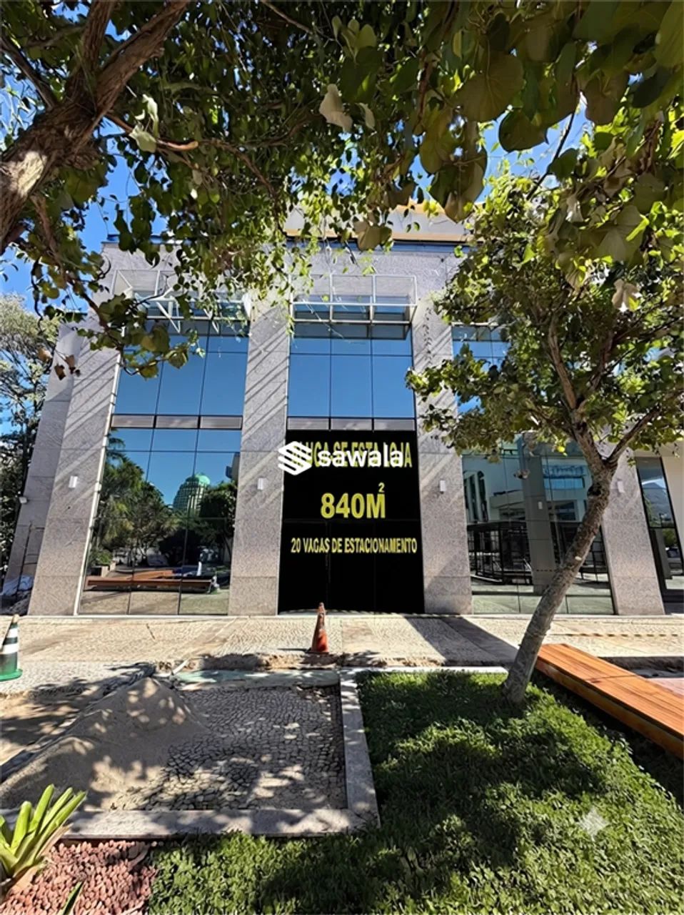 Loja comercial com 810m² no Barra Business Center