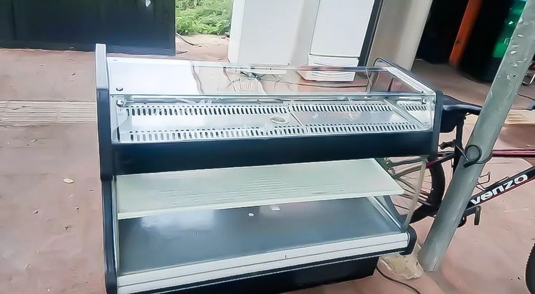 Balcão refrigerado com estufa - 1,40m de comprimento, marca Gelopar. 110v