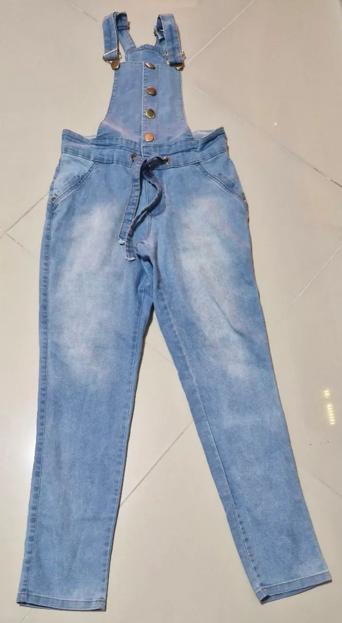 Jardineira jeans feminina 
