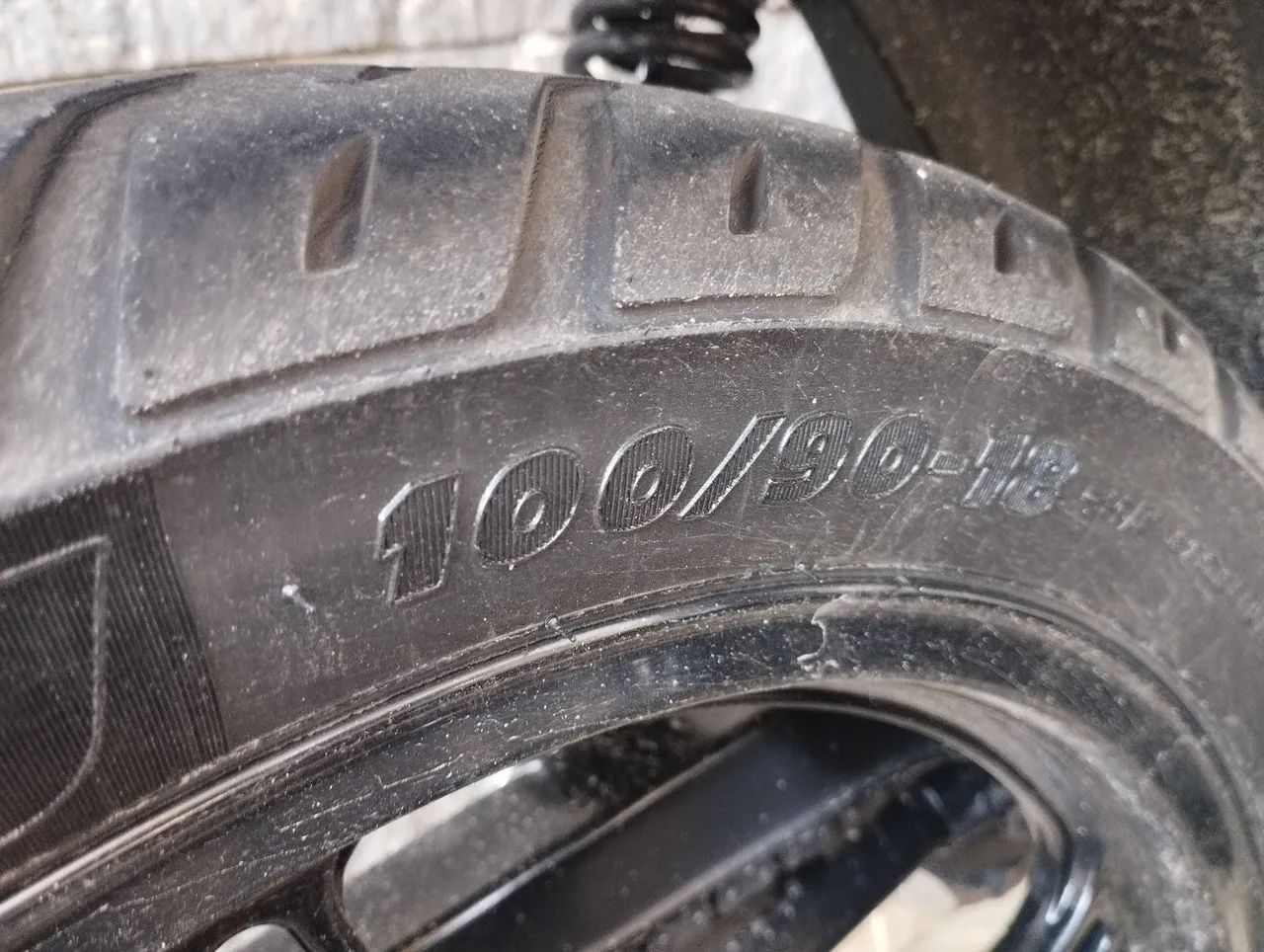 Pneu traseiro Michelin 100/90 /18 - Foto 2