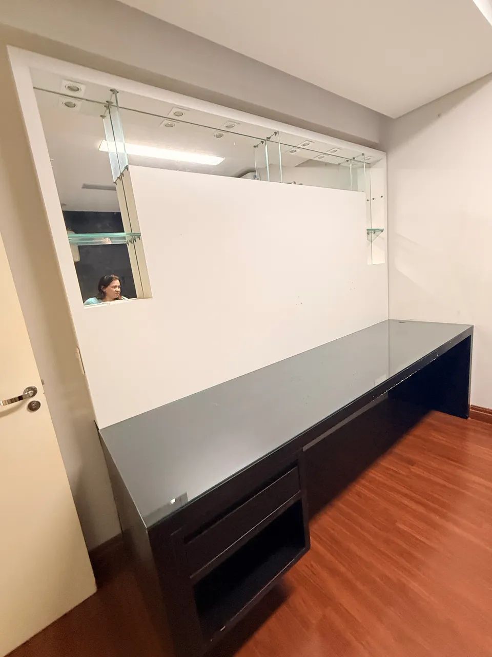 Mesa de vidro+prateleira branca para quarto 