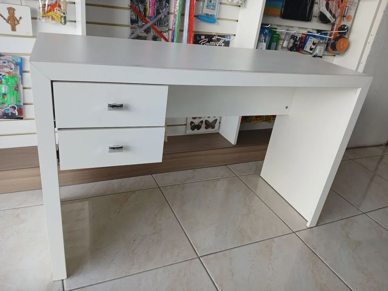 Escrivaninha Impecável, com gavetas 