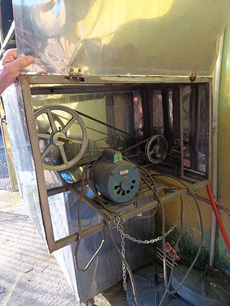 Máquina de assar frango na brasa.