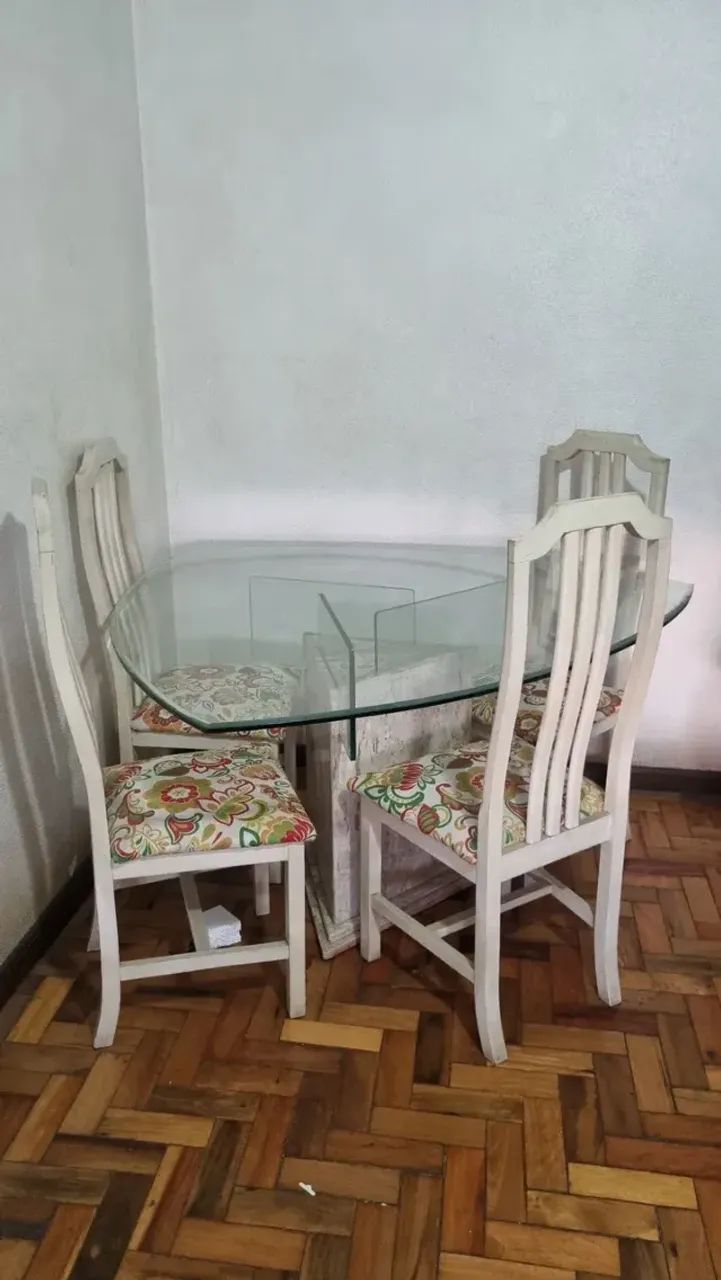 Mesa com base em mármore e vidro e com tampo em vidro