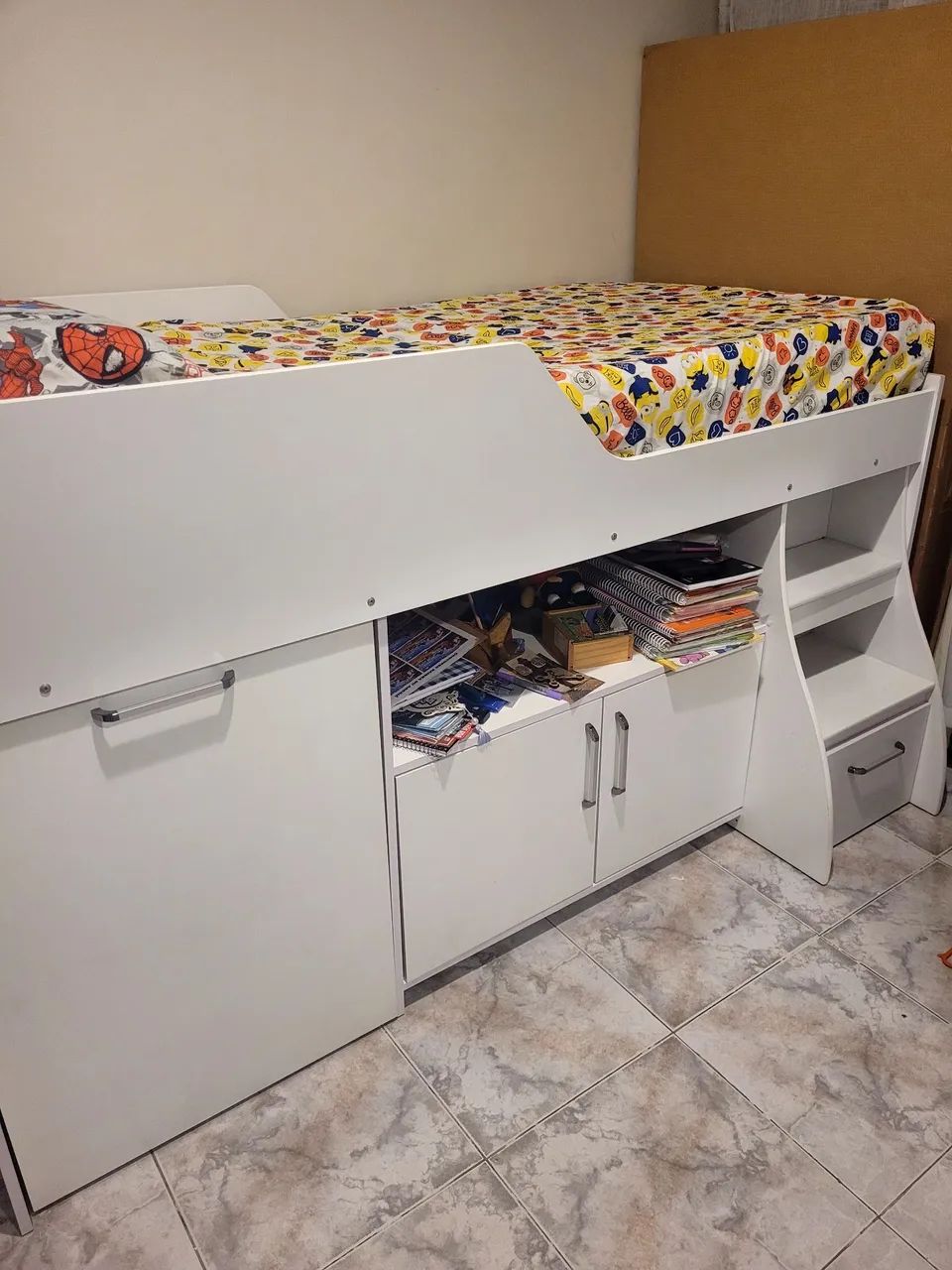 Armerio de quarto e cama de solteiro