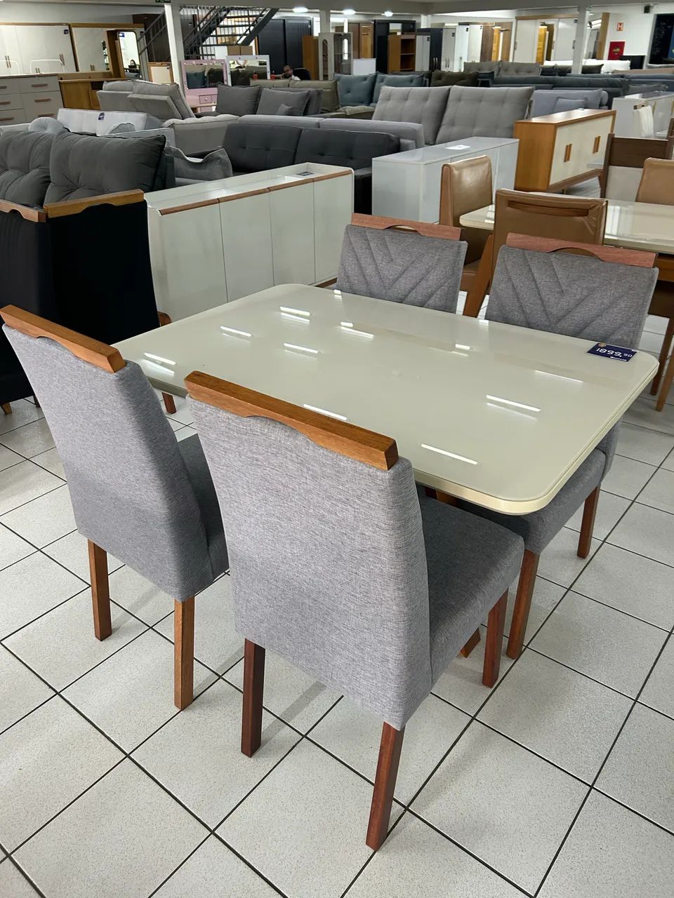Mesa de madeira com 4 cadeiras NOVA  - Foto 4
