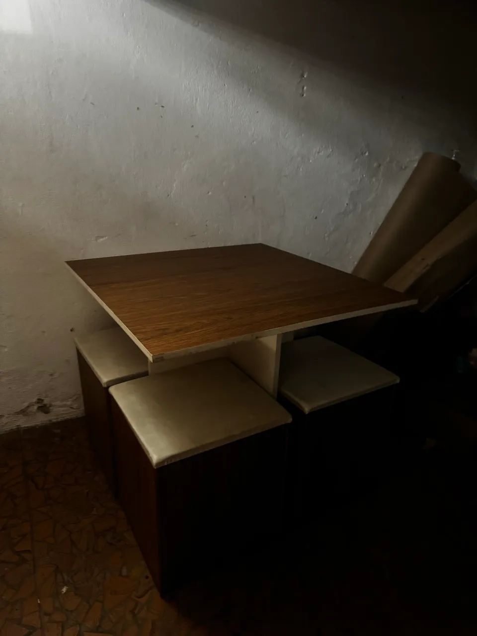 Mesa com banquetas 