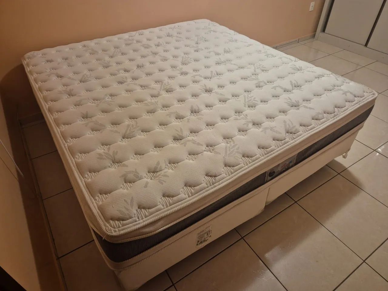 Cama super king.