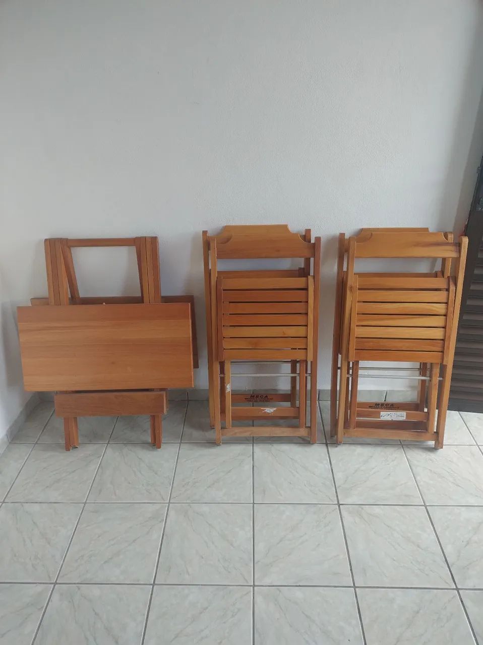 Mesa de madeira com 04 cadeiras  - Foto 2