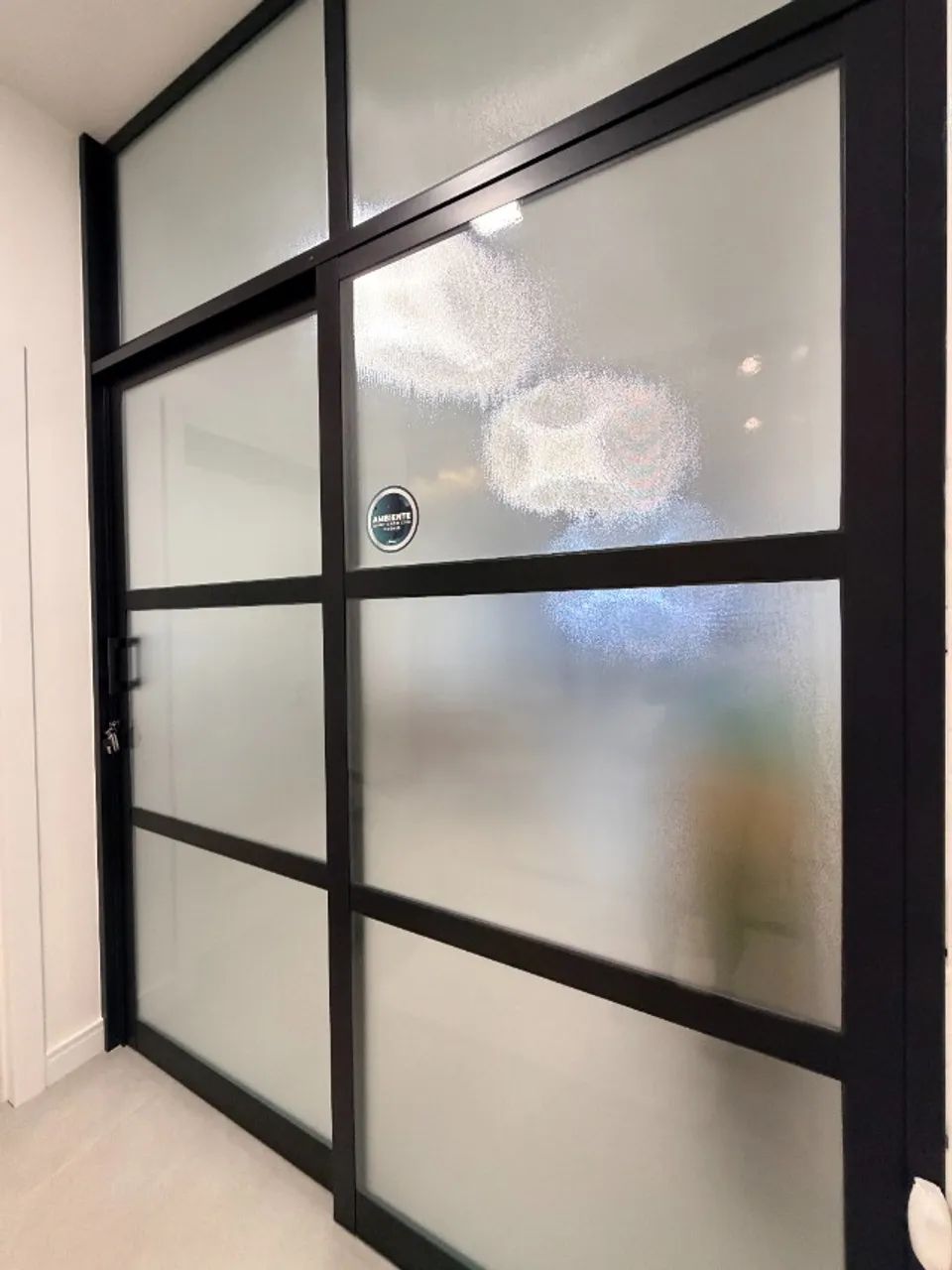 Divisóra de ambiente em alumínio preto com vidro translúcido - Foto 2
