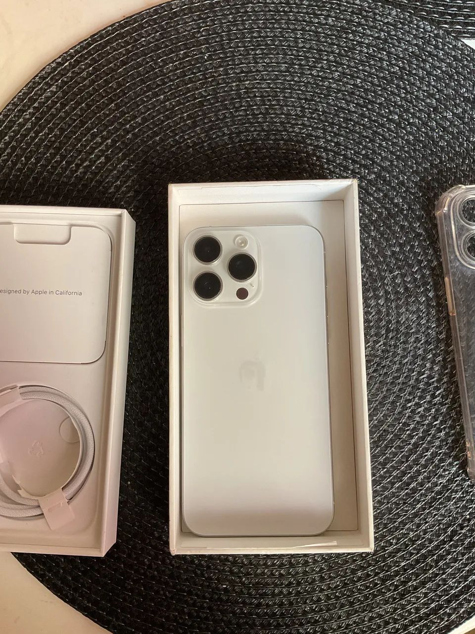 Iphone 15 Pro Max com caixa e acessórios.
