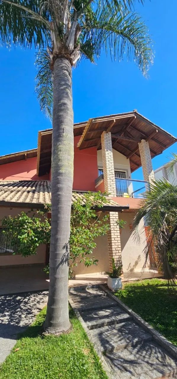 Casa em amplo terreno com 4 dormitórios + piscina à 450m da Praia dos Ingleses!