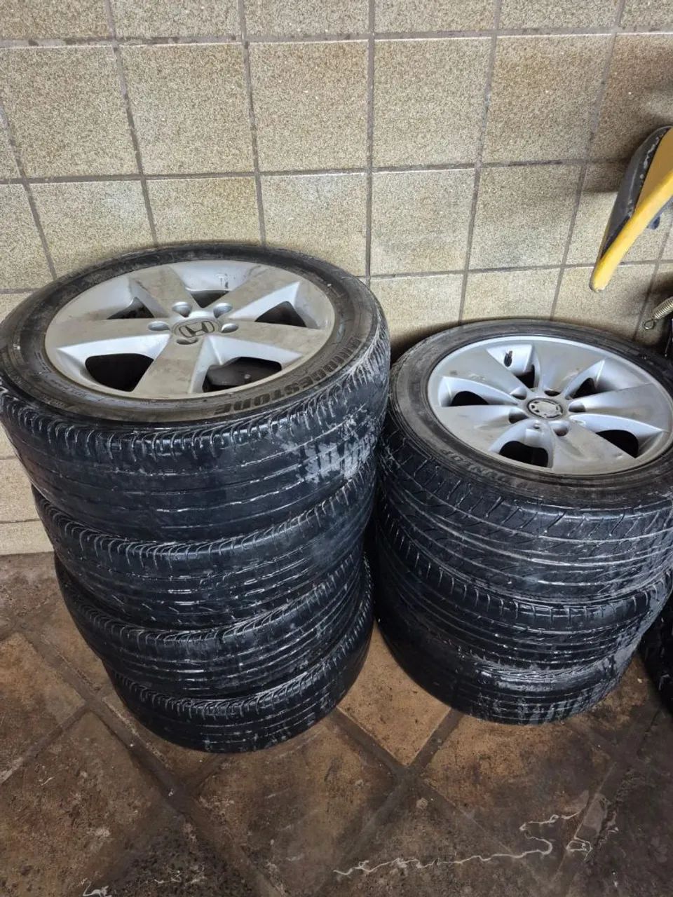 VENDE-SE 7 PNEUS COM AROS E UMA RODA  - Foto 3