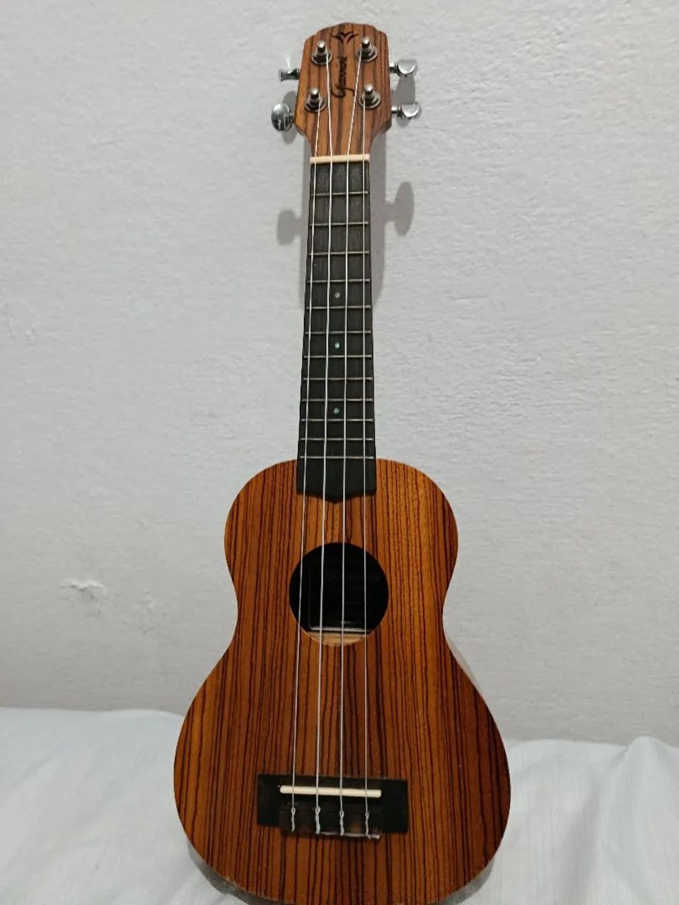 Ukulele gianini usado 
