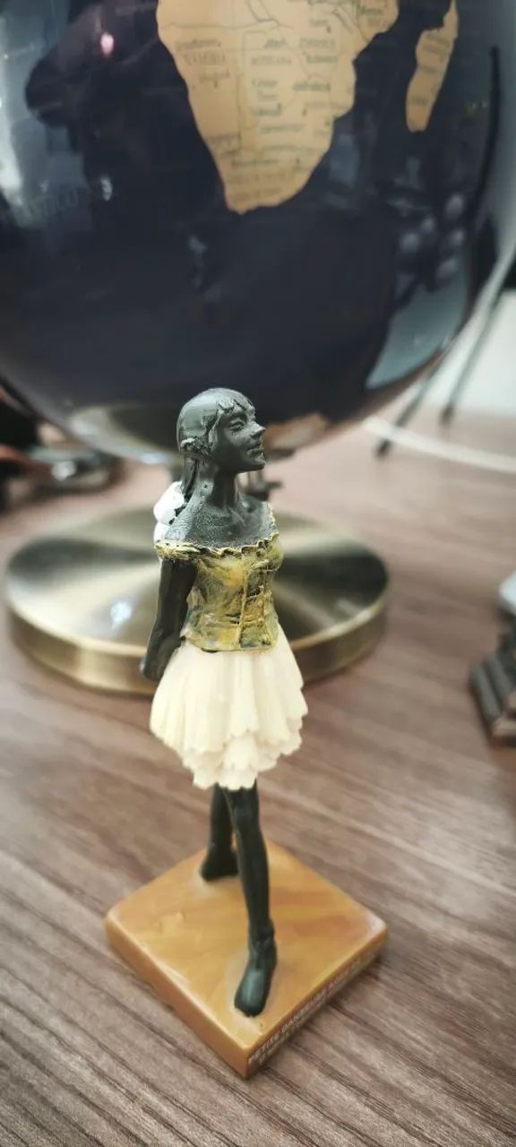 A Pequena Bailarina Escultura Edgar Degas - Foto 3